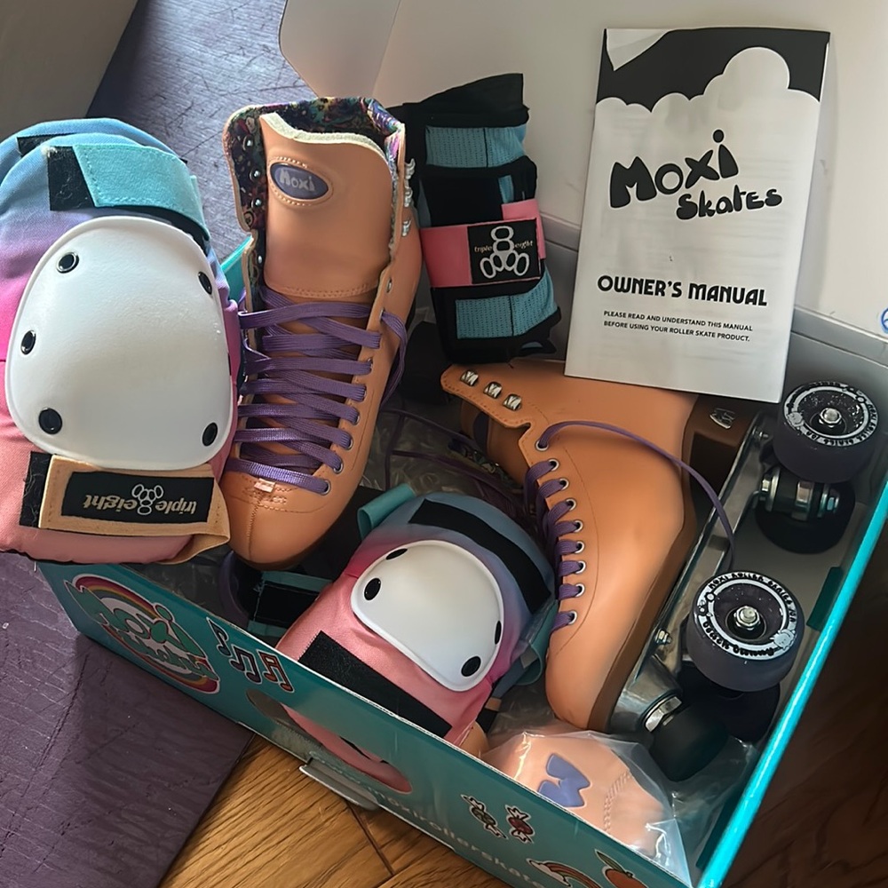 Moxi Beach Bunny roller skates size 6 + knee, elbow, and wrist guards